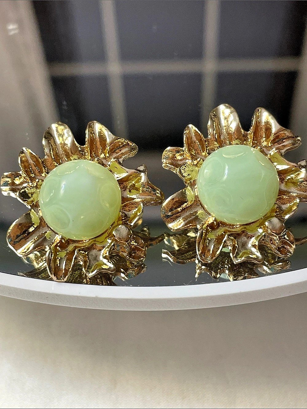 melody Sunburst Green Resin Earrings With gold tone petals 1” NWT